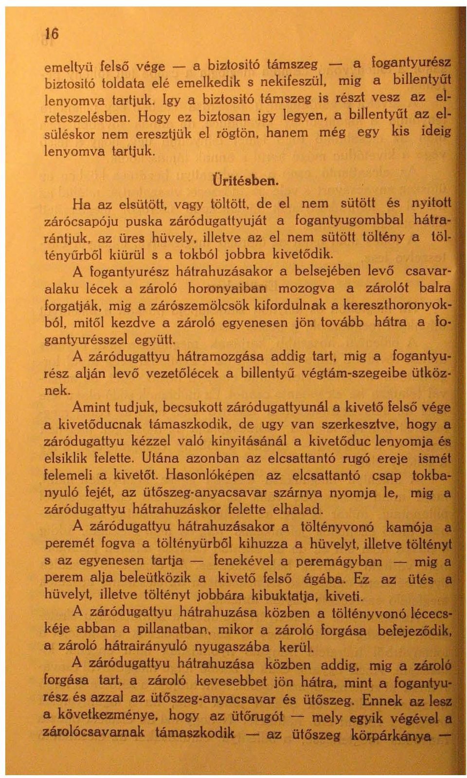 de el nem sütött és nyitott zárócsapóju puska záródugahyuját a fogantyugombbal hátrarántjuk, az üres hüvely, illetve az el nem sütött töltény a töltényűrből kiürül s a tokból jobbra kivetődik.