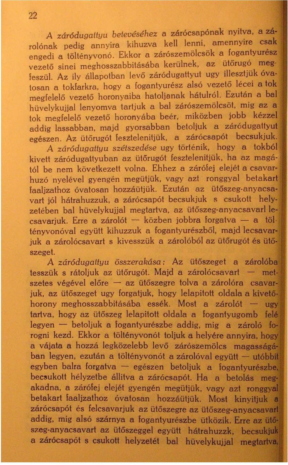 Az ily állapotban levő záródugattyut ugy illesztjük óvatosan a tokfarkra, hogy a fogantyurész alsó ve zető lécei a tok megfelelő vezető horonyaiba hatoljanak hátulról.