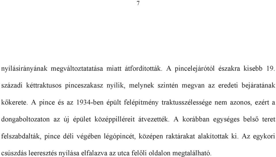 A pince és az 1934-ben épült felépítmény traktusszélessége nem azonos, ezért a dongaboltozaton az új épület középpilléreit