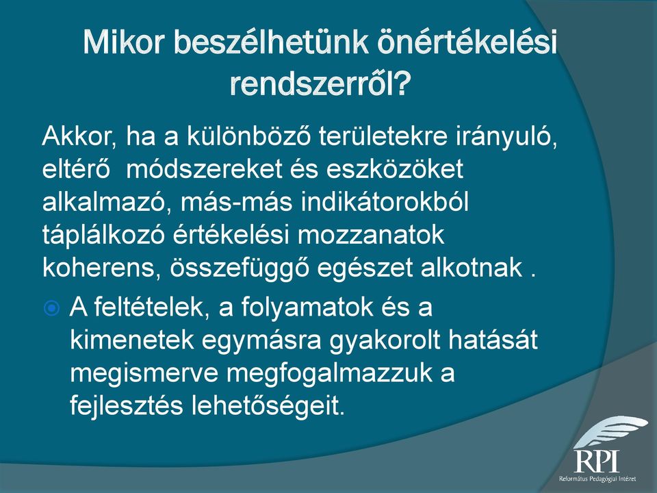 más-más indikátorokból táplálkozó értékelési mozzanatok koherens, összefüggő egészet