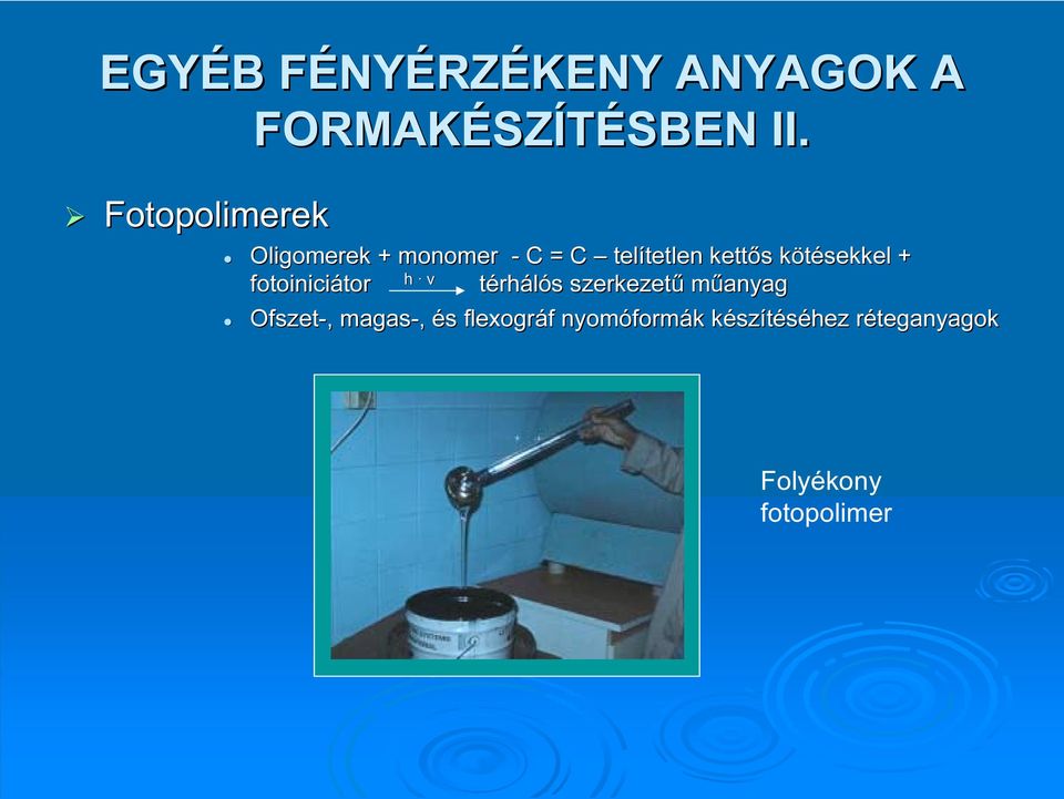 kötésekkel k + fotoiniciátor tor h ν térhálós s szerkezetű műanyag