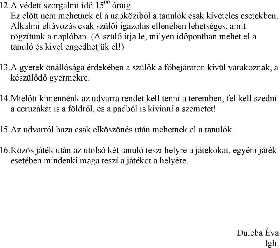 A gyerek önállósága érdekében a szülők a főbejáraton kívül várakoznak, a készülődő gyermekre. 14.