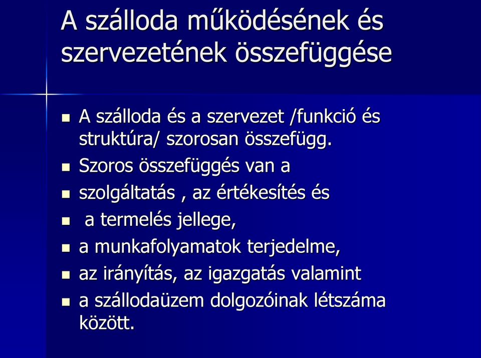 Szoros összefüggés van a szolgáltatás, az értékesítés és a termelés jellege,