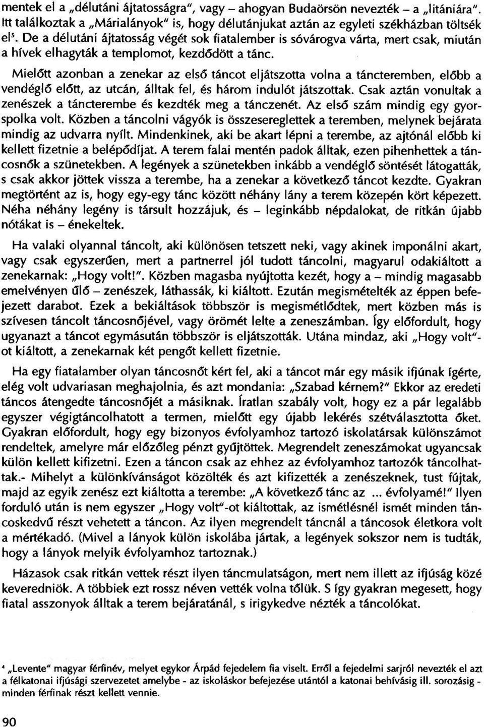 Miel6tt azonban a zenekar az els6 tancot eljatszotta volna a tancteremben, el6bb a vendegl6 el6tt, az utcan, alltak tel, es harom indul6t jatszottak.