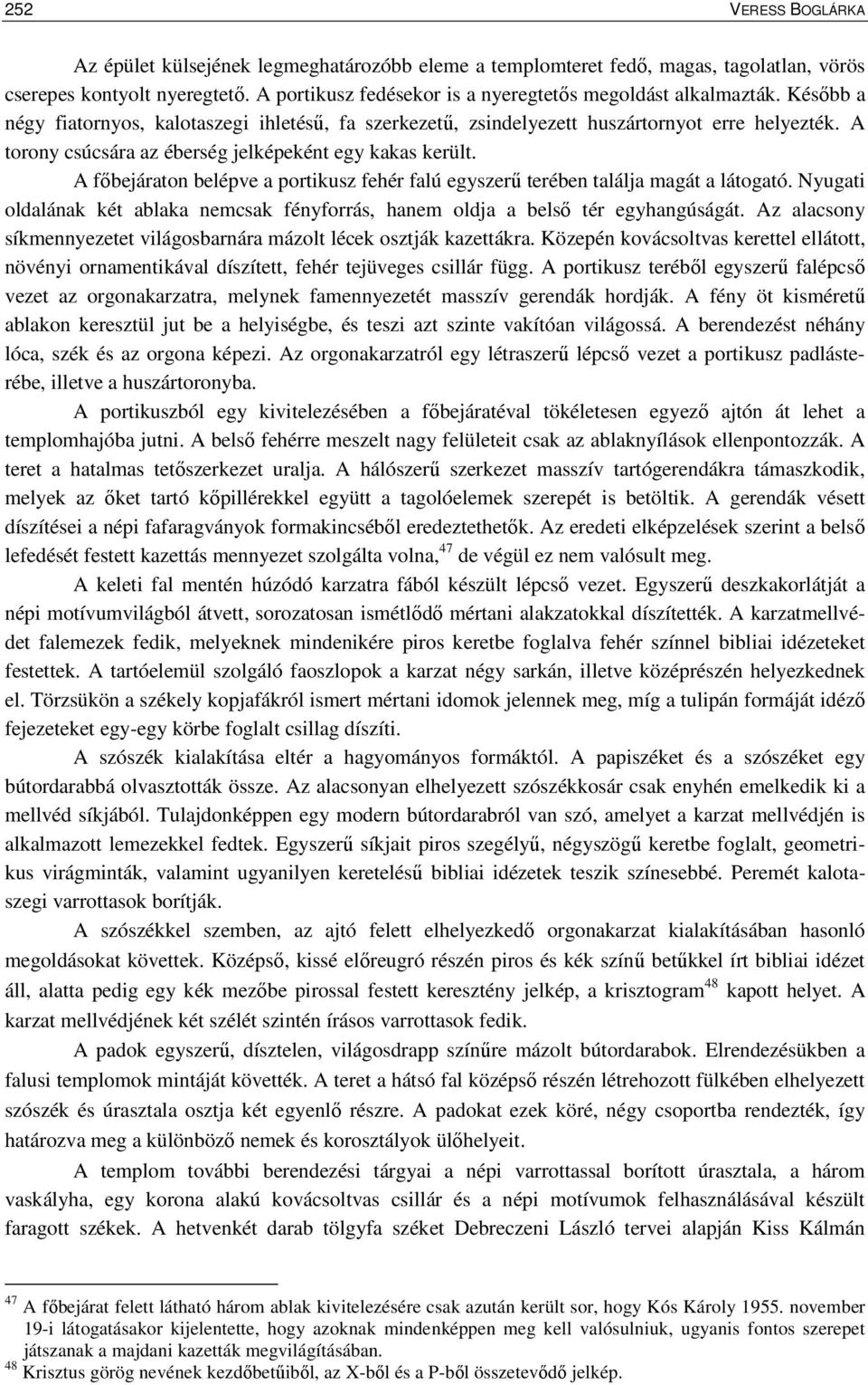 A fıbejáraton belépve a portikusz fehér falú egyszerő terében találja magát a látogató. Nyugati oldalának két ablaka nemcsak fényforrás, hanem oldja a belsı tér egyhangúságát.