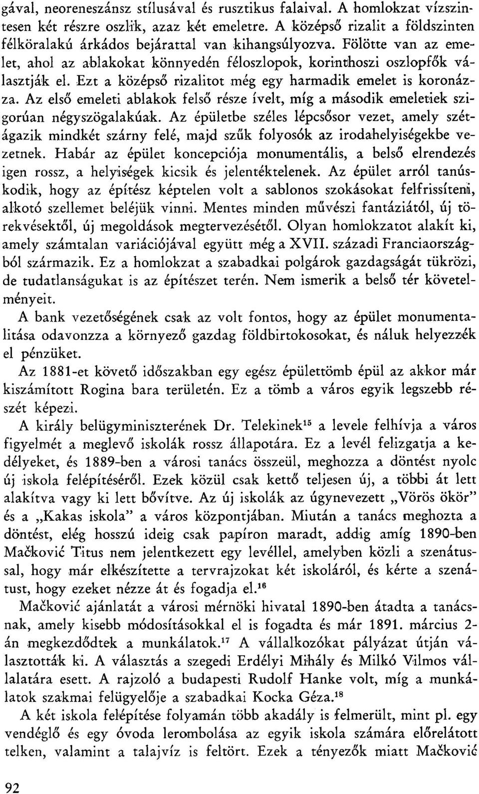 Az első emeleti ablakok felső része ívelt, míg a második emeletiek szigorúan négyszögalakúak.