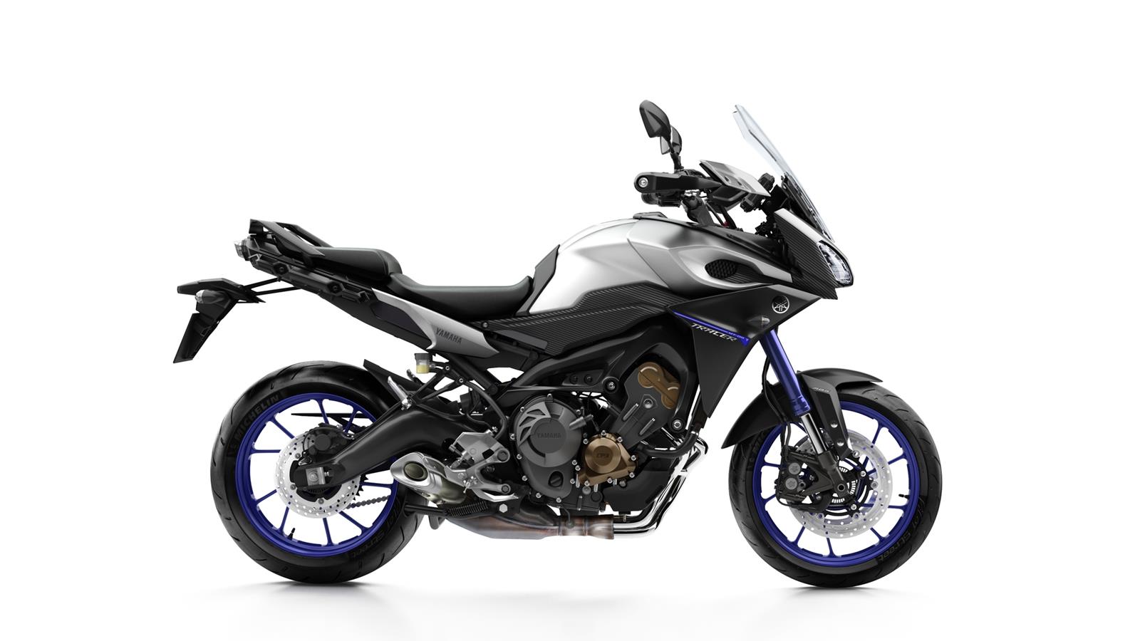 Két lélek A hosszútávú túrákra is ideális Yamaha MT-09 Tracer igazán sokoldalú teljesítményt nyújt azok számára készült, akik változatos, izgalmas, új lehetőségeket kínáló motorra vágynak.