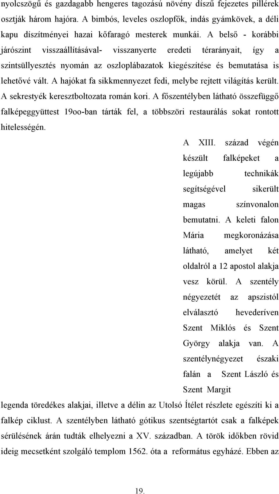 A hajókat fa sikkmennyezet fedi, melybe rejtett világítás került. A sekrestyék keresztboltozata román kori.