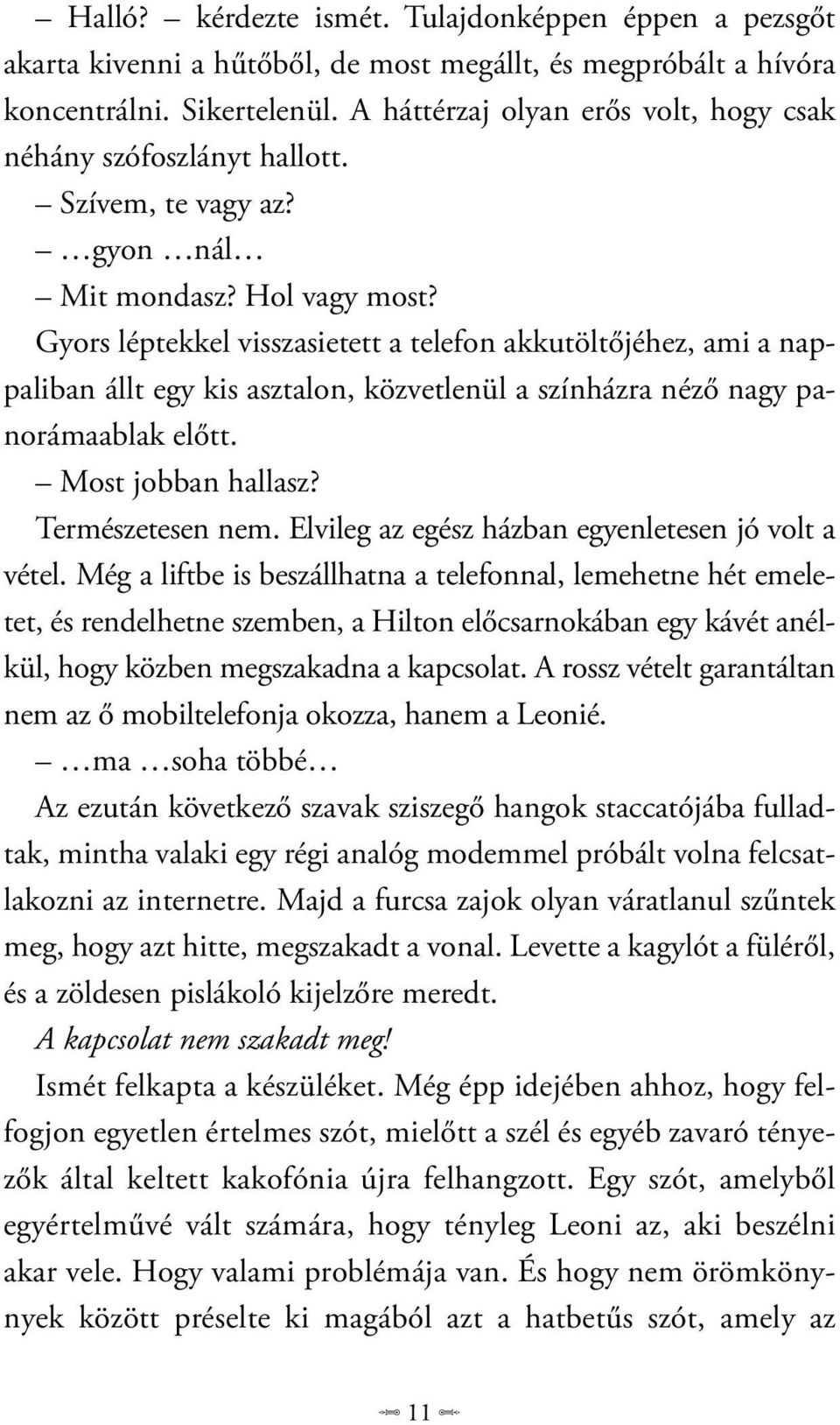 Gyors léptekkel visszasietett a telefon akkutöltőjéhez, ami a nappaliban állt egy kis asztalon, közvetlenül a színházra néző nagy panorámaablak előtt. Most jobban hallasz? Természetesen nem.