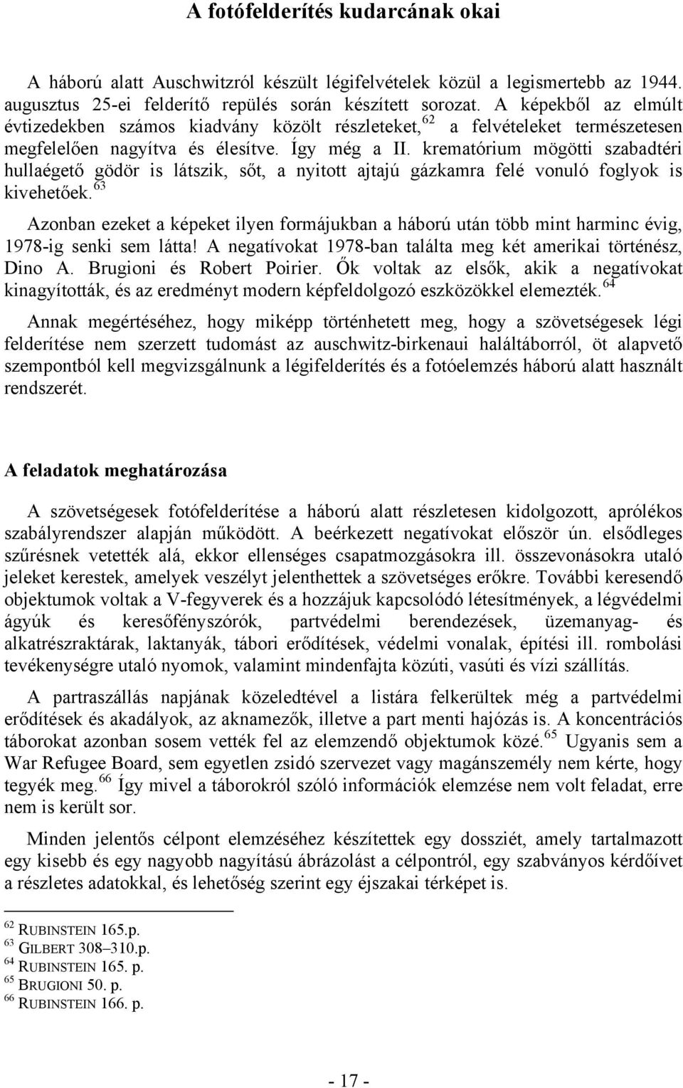 krematórium mögötti szabadtéri hullaégető gödör is látszik, sőt, a nyitott ajtajú gázkamra felé vonuló foglyok is kivehetőek.