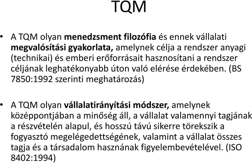 (BS 7850:1992 szerinti meghatározás) A TQM olyan vállalatirányítási módszer, amelynek középpontjában a minőség áll, a vállalat valamennyi