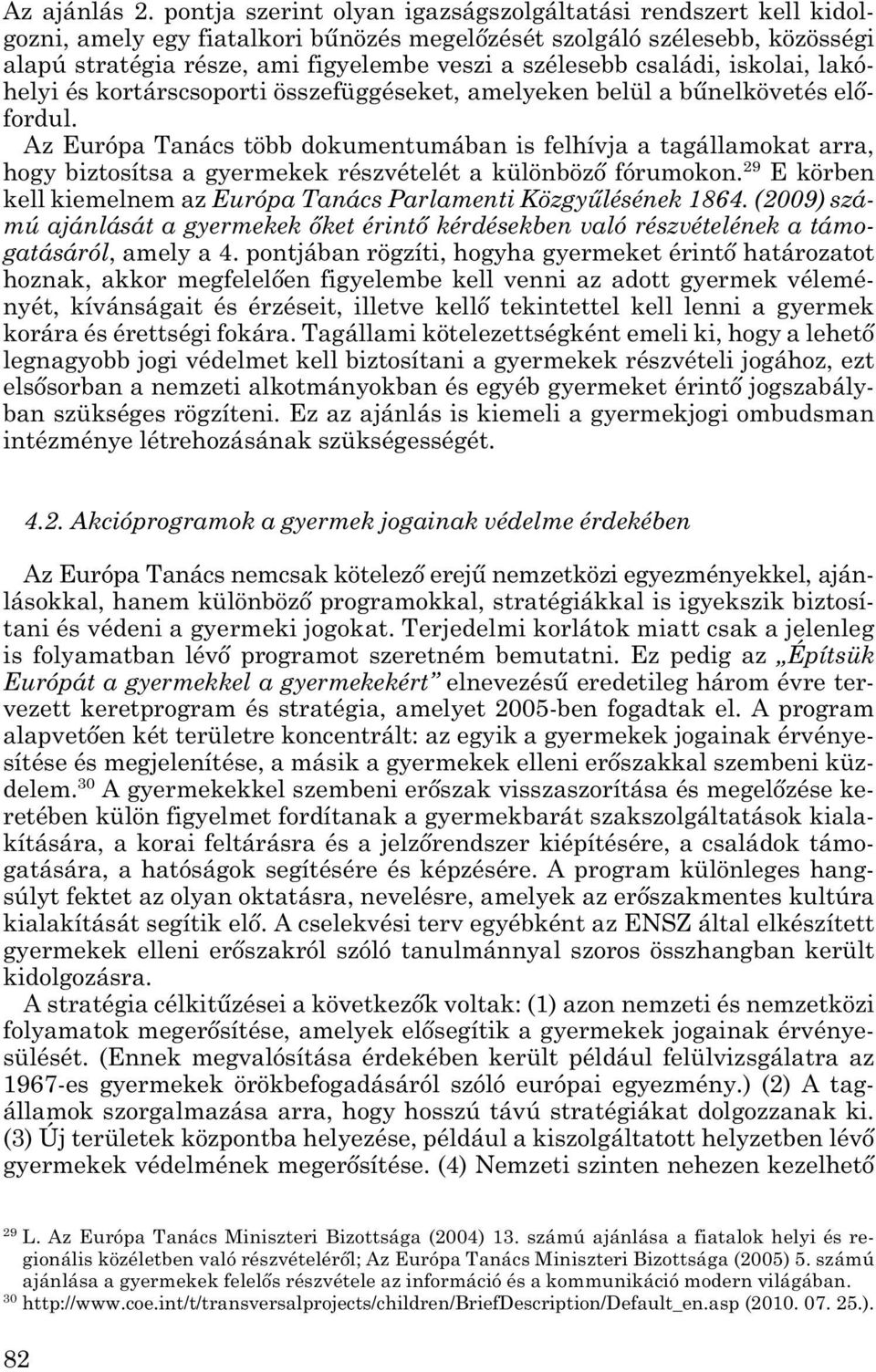 családi, iskolai, la kó - helyi és kortárscsoporti összefüggéseket, amelyeken belül a bűnelkövetés elő - fordul.