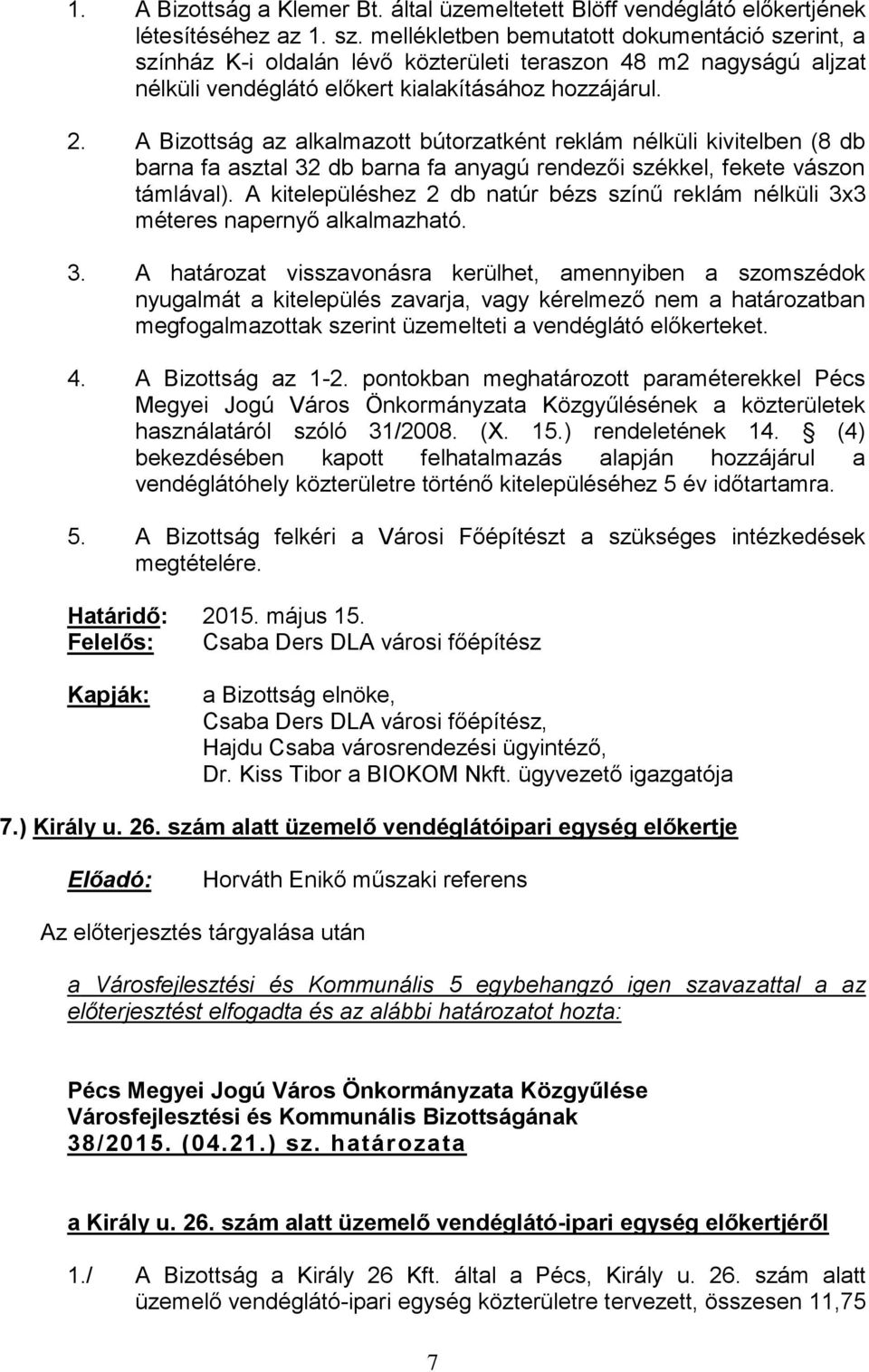 A Bizottság az alkalmazott bútorzatként reklám nélküli kivitelben (8 db barna fa asztal 32 db barna fa anyagú rendezői székkel, fekete vászon támlával).