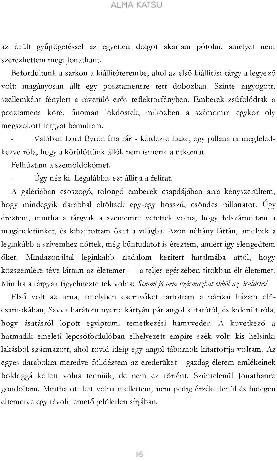 Szinte ragyogott, szellemként fénylett a rávetülő erős reflektorfényben. Emberek zsúfolódtak a posztamens köré, finoman lökdöstek, miközben a számomra egykor oly megszokott tárgyat bámultam.