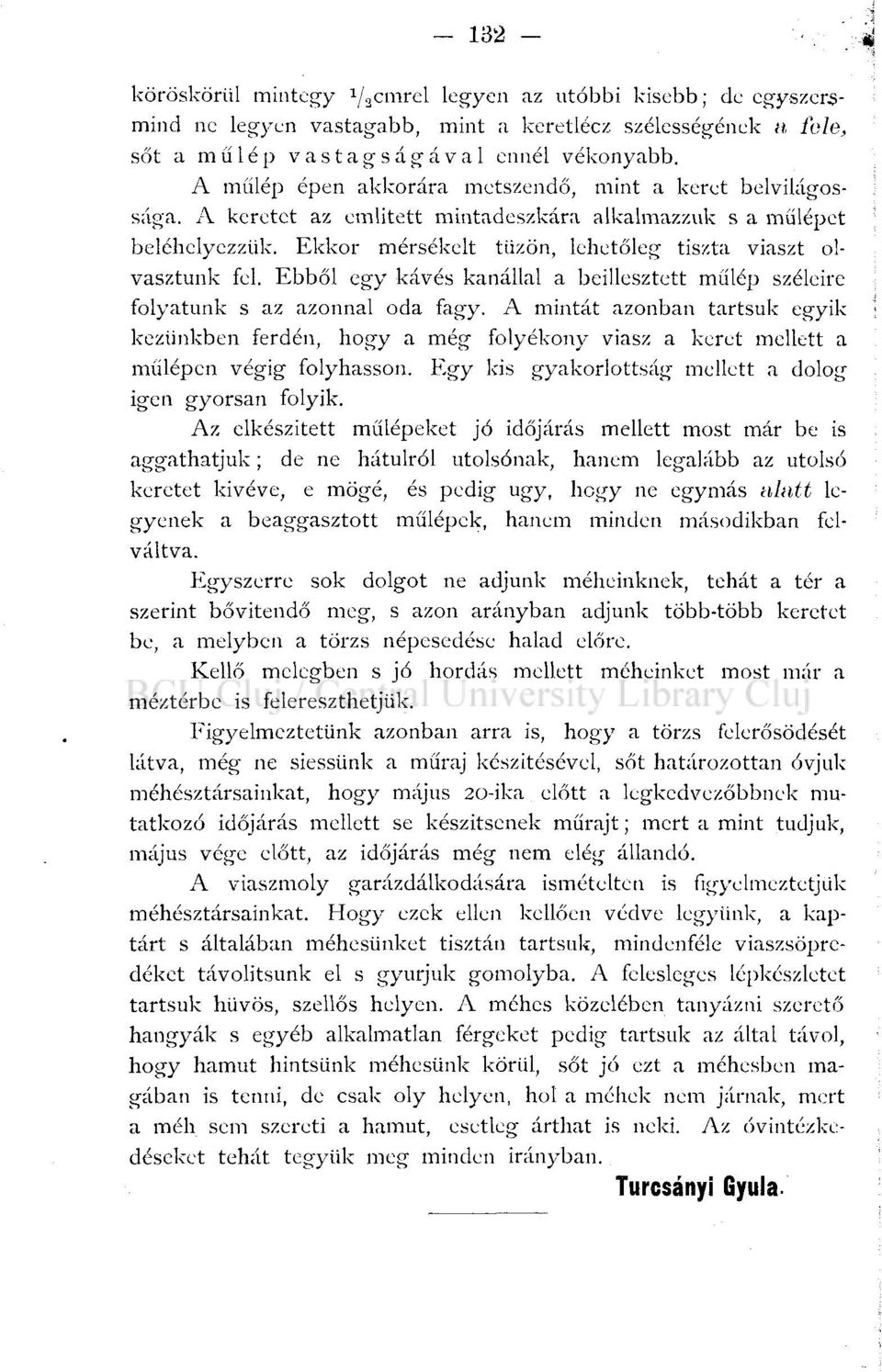 Ebből egy kávés kanállal a beillesztett műlép széleire folyatunk s az azonnal oda fagy.