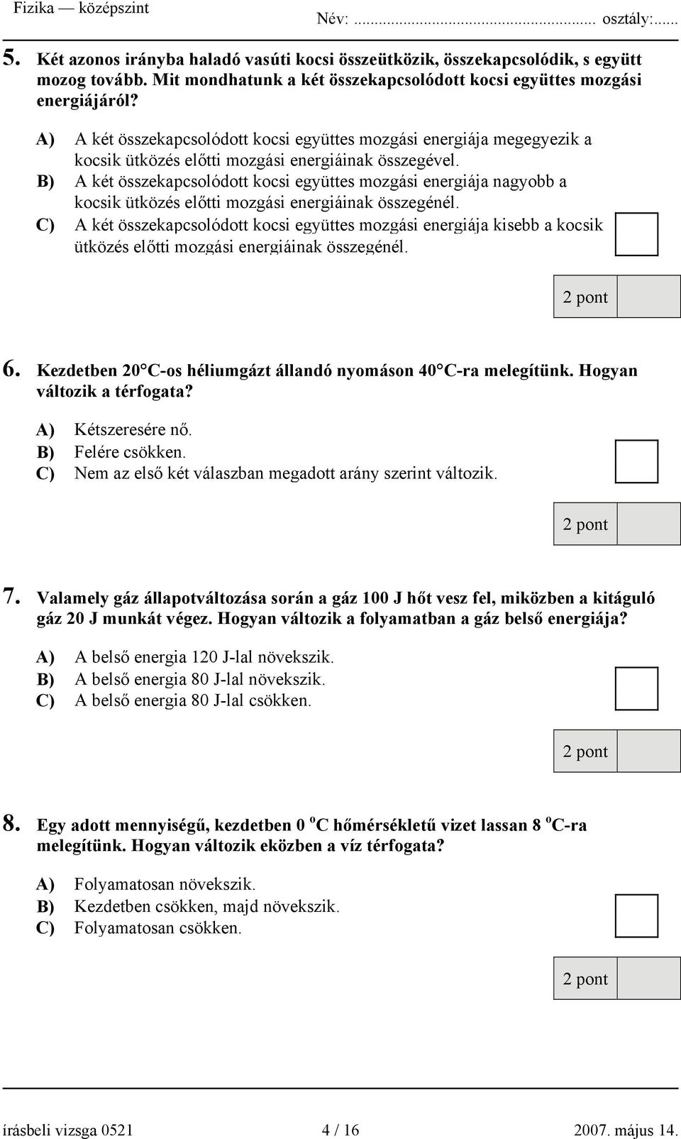 B) A két összekapcsolódott kocsi együttes mozgási energiája nagyobb a kocsik ütközés előtti mozgási energiáinak összegénél.