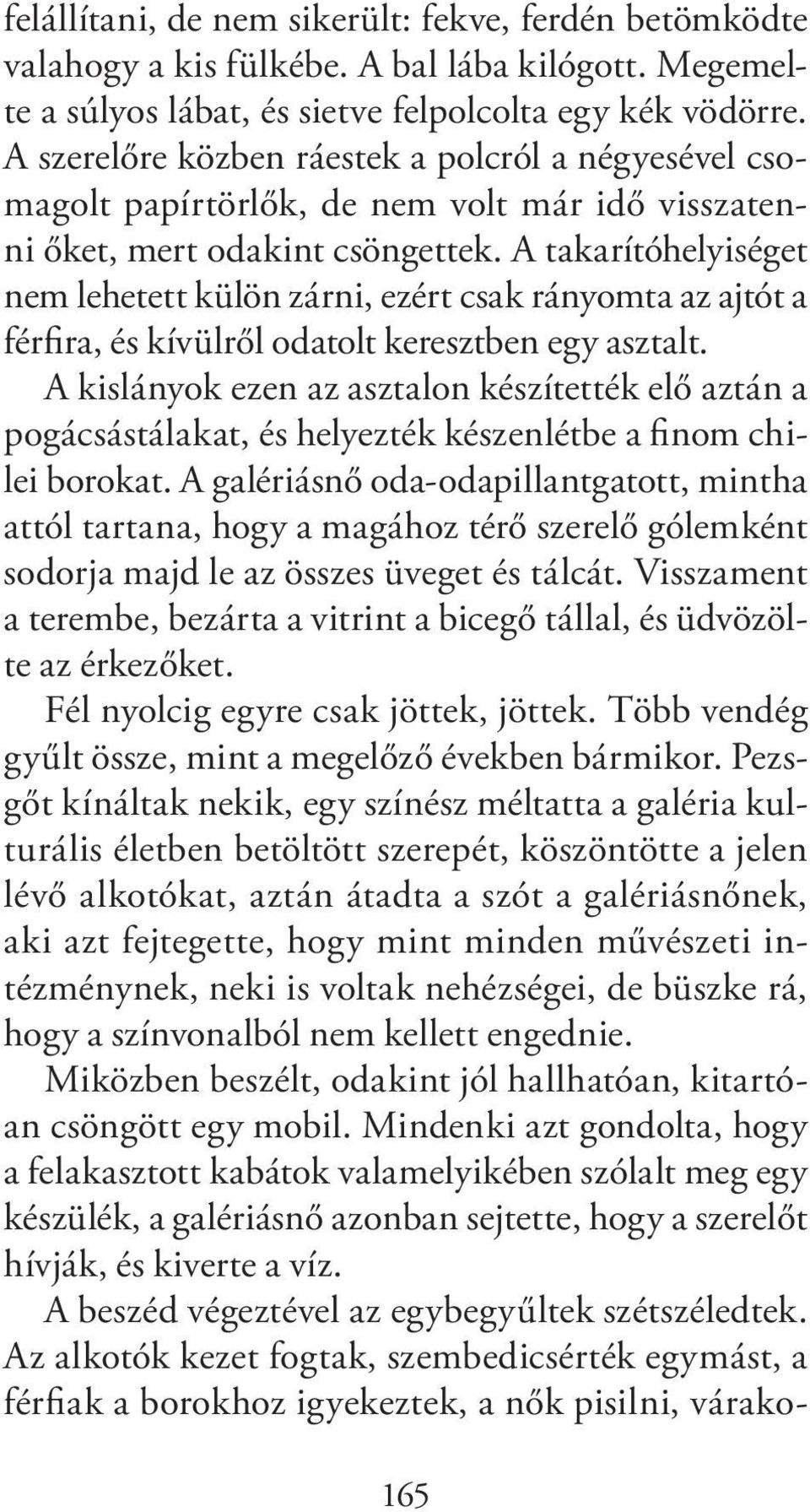 A takarítóhelyiséget nem lehetett külön zárni, ezért csak rányomta az ajtót a férfira, és kívülről odatolt keresztben egy asztalt.