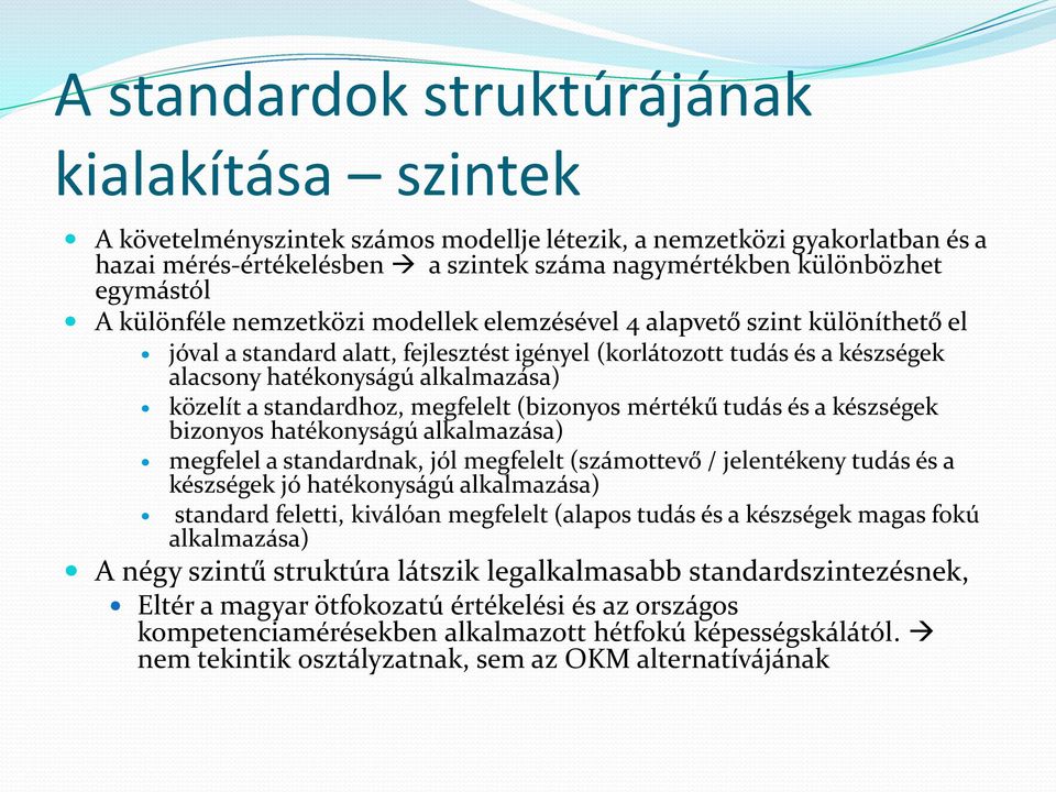 közelít a standardhoz, megfelelt (bizonyos mértékű tudás és a készségek bizonyos hatékonyságú alkalmazása) megfelel a standardnak, jól megfelelt (számottevő / jelentékeny tudás és a készségek jó