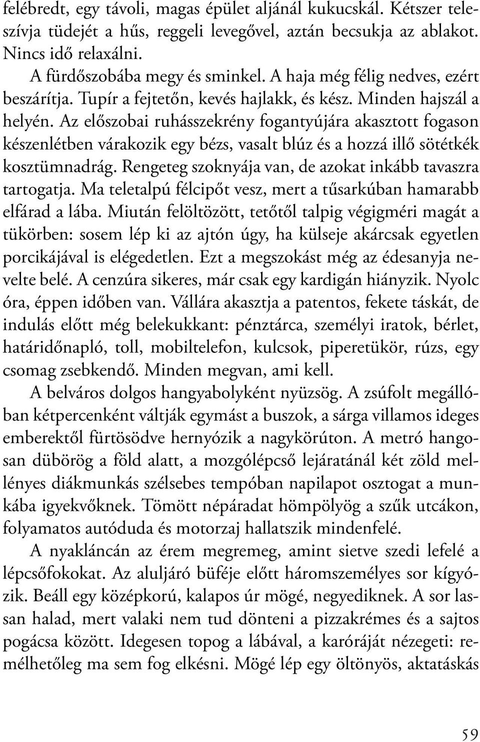 Az előszobai ruhásszekrény fogantyújára akasztott fogason készenlétben várakozik egy bézs, vasalt blúz és a hozzá illő sötétkék kosztümnadrág.