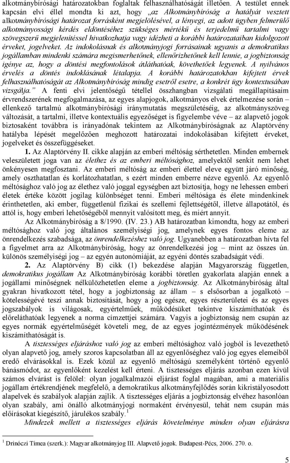 alkotmányossági kérdés eldöntéséhez szükséges mértékű és terjedelmű tartalmi vagy szövegszerű megjelenítéssel hivatkozhatja vagy idézheti a korábbi határozataiban kidolgozott érveket, jogelveket.