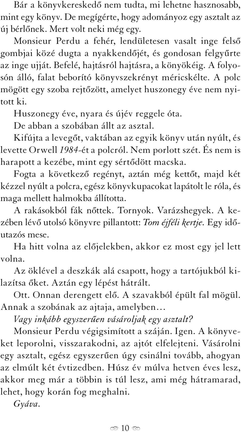 A folyosón álló, falat beborító könyvszekrényt méricskélte. A polc mögött egy szoba rejtőzött, amelyet huszonegy éve nem nyitott ki. Huszonegy éve, nyara és újév reggele óta.