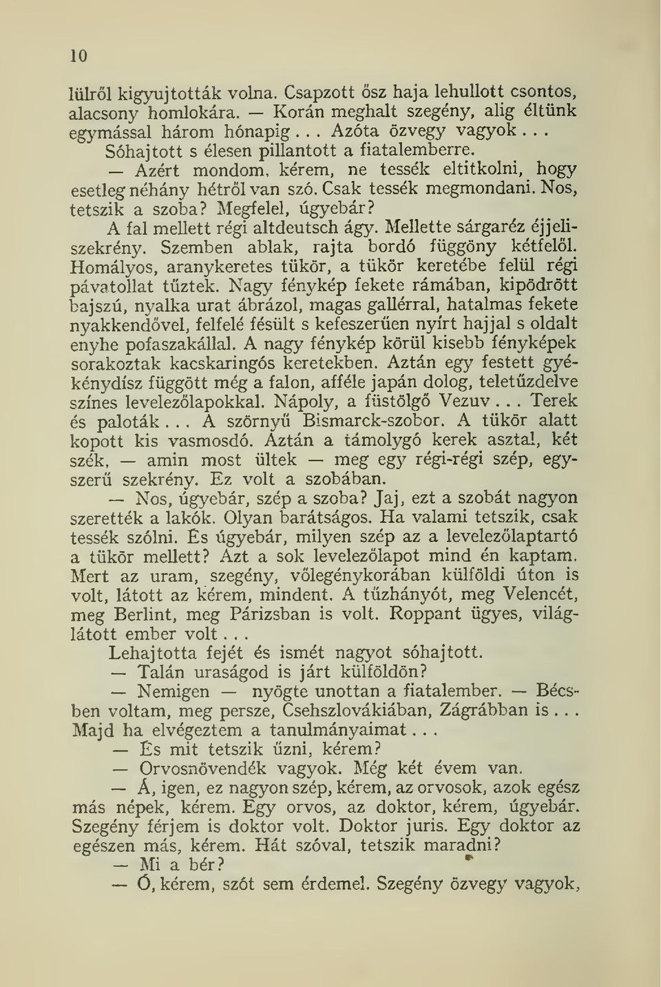 A fal mellett régi altdeutsch ágy. Mellette sárgaréz éjjeliszekrény. Szemben ablak, rajta bordó függöny kétfell. Homályos, aranykeretes tükör, a tükör keretébe felül régi páva tollat tztek.