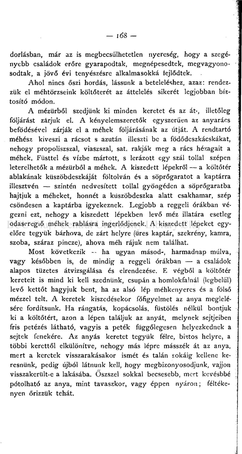 A mézürből szedjünk ki minden keretet és az át-, illetőleg följárást zárjuk el. A kényelemszeretők egyszerűen az anyarács befödésével zárják el a méhek följárásának az útját.