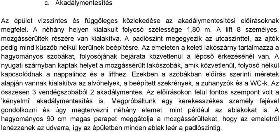 Az emeleten a keleti lakószárny tartalmazza a hagyományos szobákat, folyosójának bejárata közvetlenül a lépcső érkezésénél van.