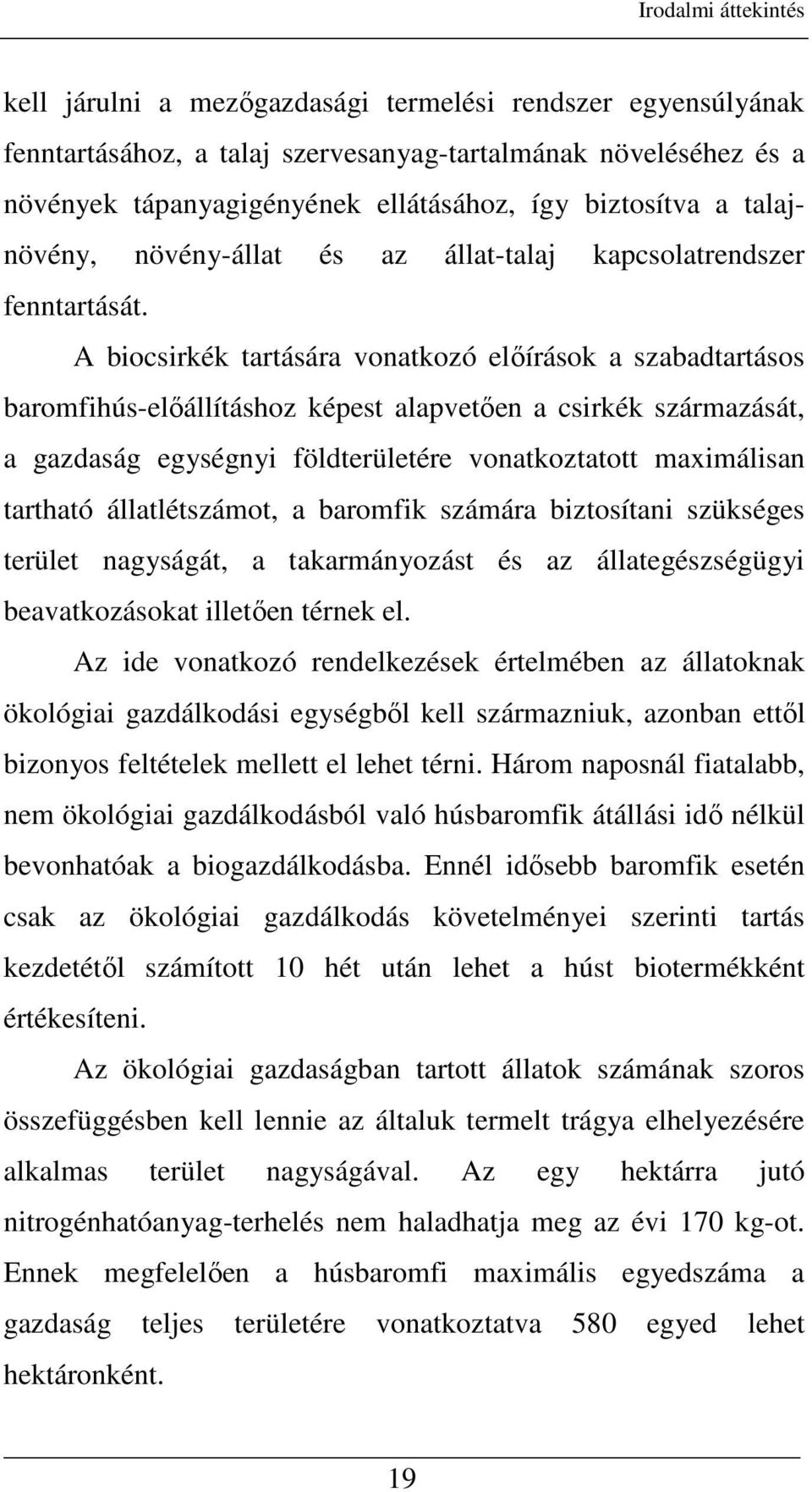 A biocsirkék tartására vonatkozó elıírások a szabadtartásos baromfihús-elıállításhoz képest alapvetıen a csirkék származását, a gazdaság egységnyi földterületére vonatkoztatott maximálisan tartható