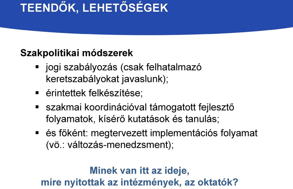 fejlesztő folyamatok, kísérő kutatások és tanulás; és főként: megtervezett implementációs