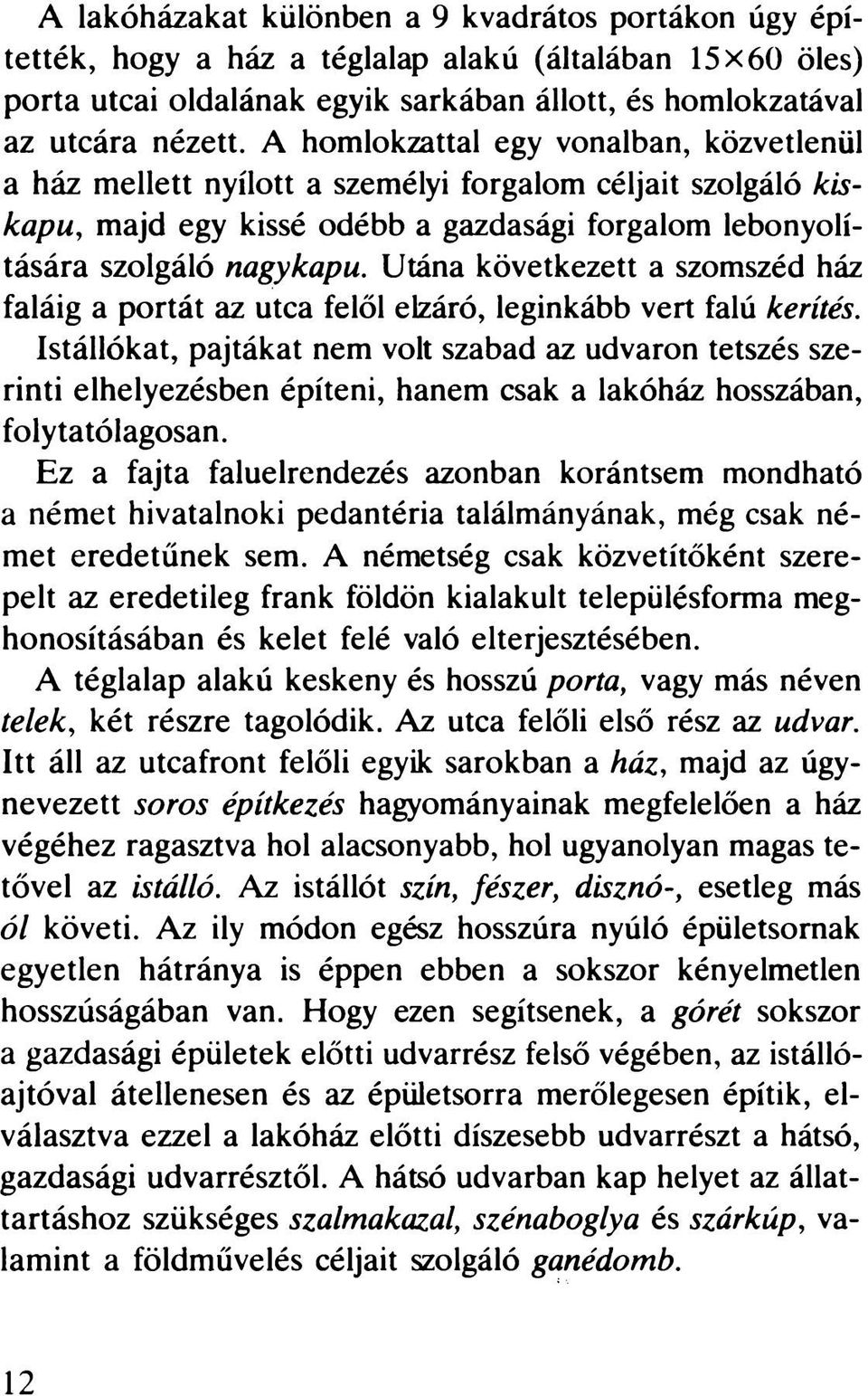 Utána következett a szomszéd ház faláig a portát az utca felől elzáró, leginkább vert falú kerítés.