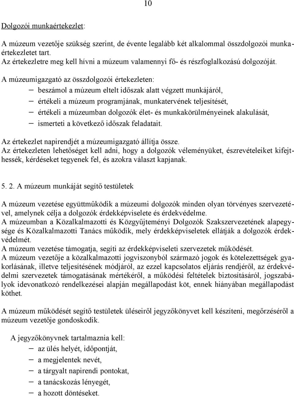 A múzeumigazgató az összdolgozói értekezleten: beszámol a múzeum eltelt időszak alatt végzett munkájáról, értékeli a múzeum programjának, munkatervének teljesítését, értékeli a múzeumban dolgozók