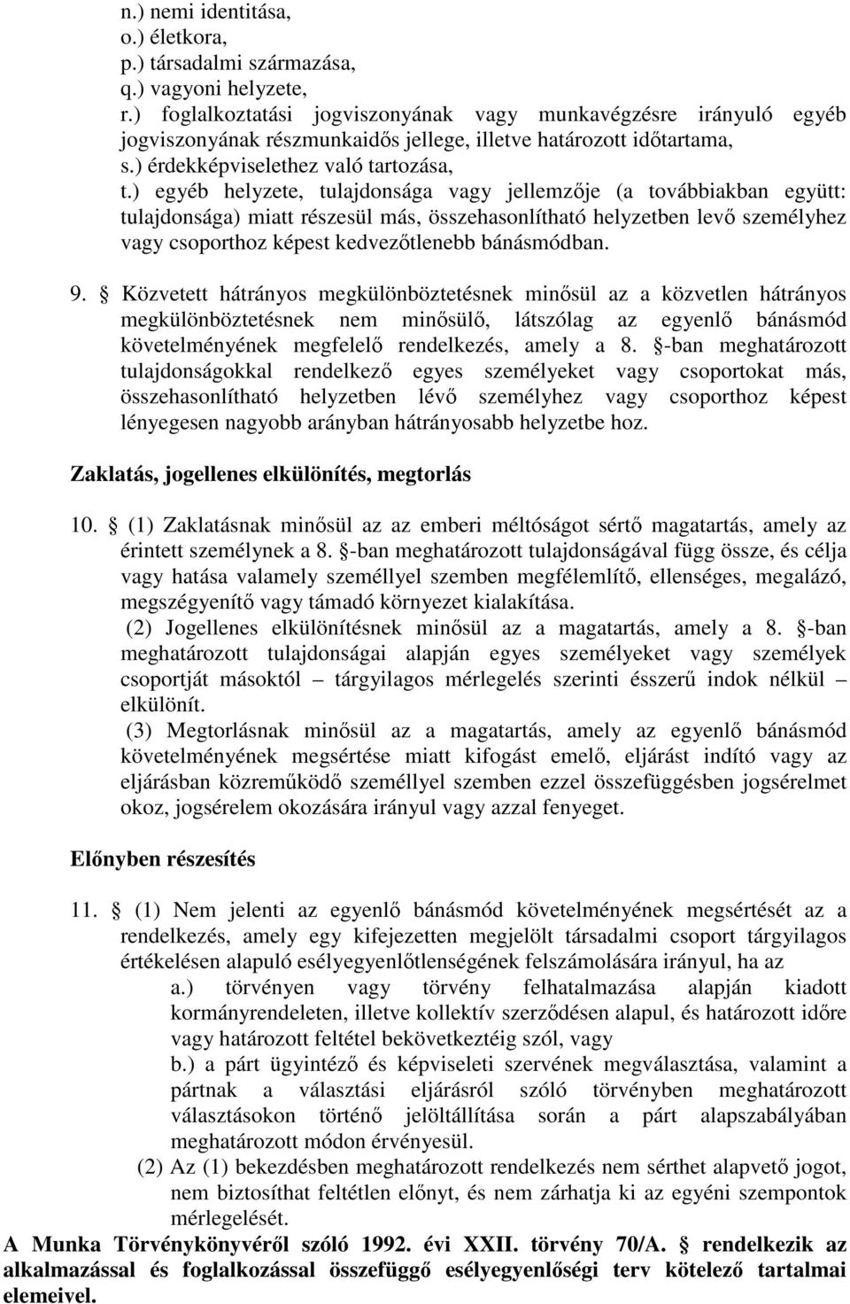 ) egyéb helyzete, tulajdonsága vagy jellemzője (a továbbiakban együtt: tulajdonsága) miatt részesül más, összehasonlítható helyzetben levő személyhez vagy csoporthoz képest kedvezőtlenebb bánásmódban.