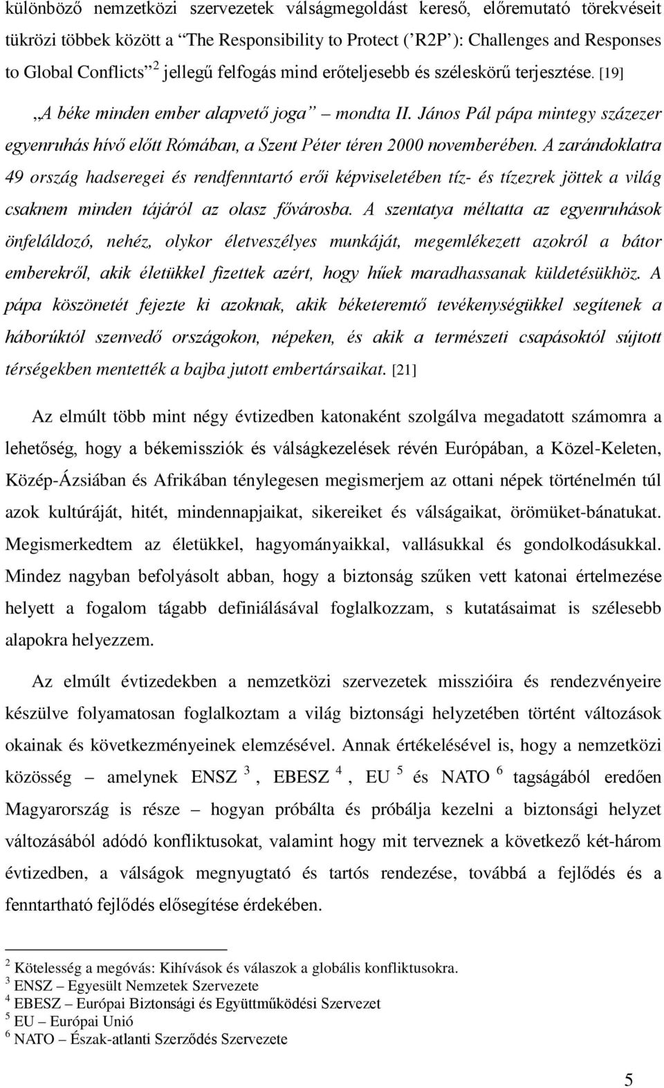 János Pál pápa mintegy százezer egyenruhás hívő előtt Rómában, a Szent Péter téren 2000 novemberében.