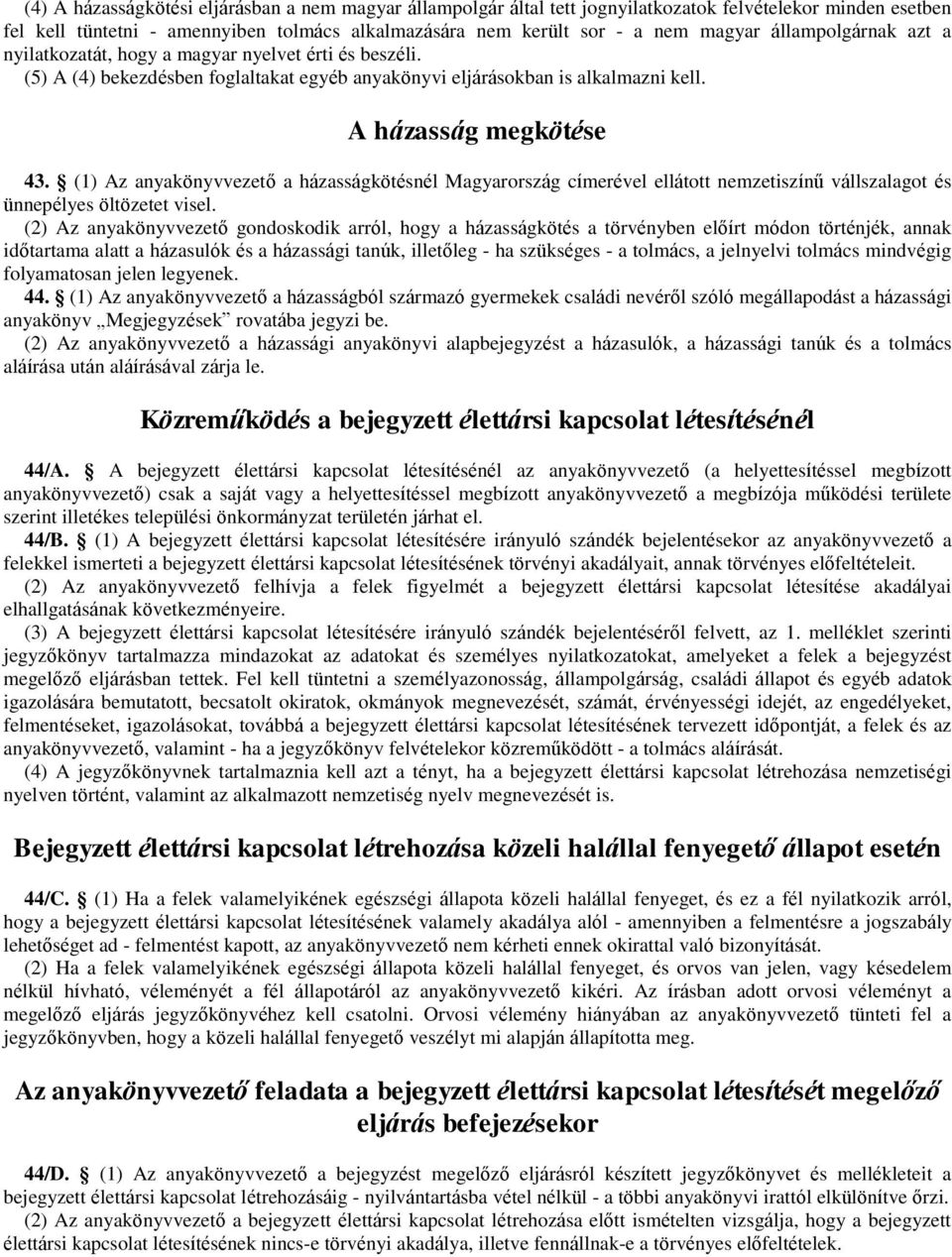 (1) Az anyakönyvvezető a házasságkötésnél Magyarország címerével ellátott nemzetiszínű vállszalagot és ünnepélyes öltözetet visel.