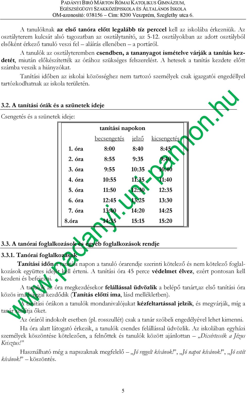 A tanulók az osztályteremben csendben, a tananyagot ismételve várják a tanítás kezdetét, miután előkészítették az órához szükséges felszerelést.