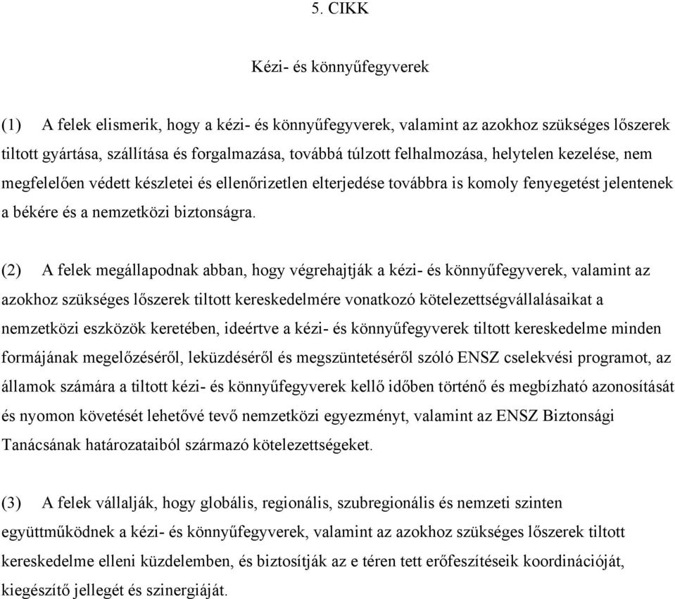 (2) A felek megállapodnak abban, hogy végrehajtják a kézi- és könnyűfegyverek, valamint az azokhoz szükséges lőszerek tiltott kereskedelmére vonatkozó kötelezettségvállalásaikat a nemzetközi eszközök