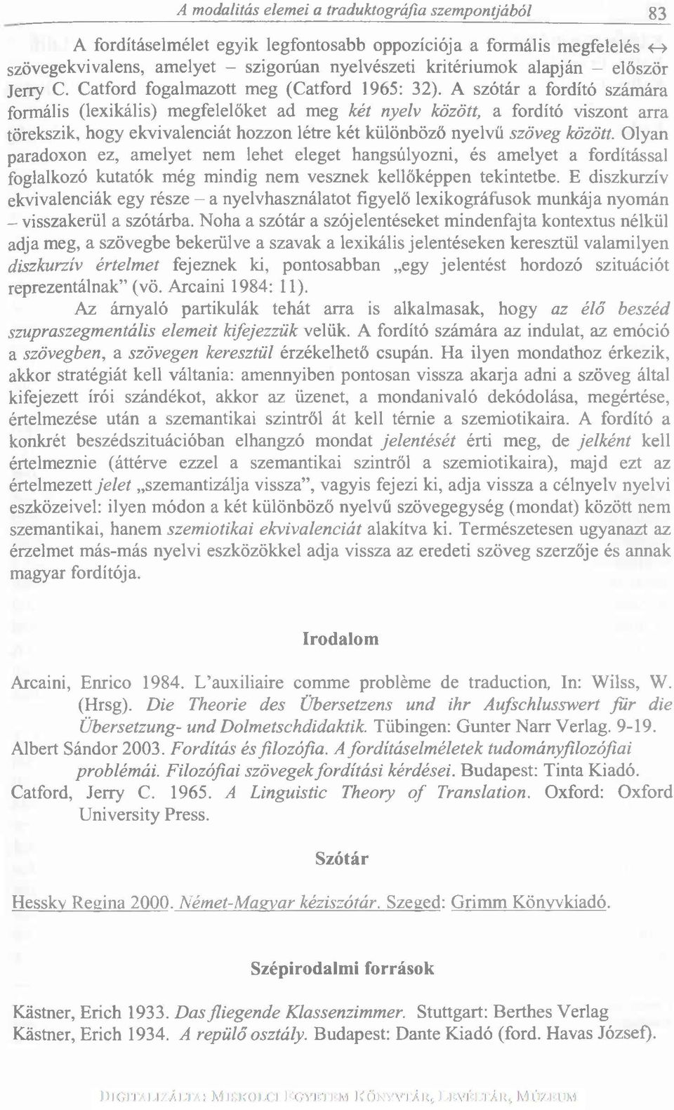 A szótár a fordító számára formális (lexikális) megfelelőket ad meg két nyelv között, a fordító viszont arra törekszik, hogy ekvivalenciát hozzon létre két különböző nyelvű szöveg között.