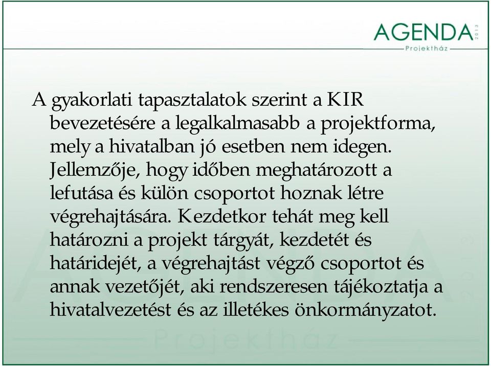 Jellemzője, hogy időben meghatározott a lefutása és külön csoportot hoznak létre végrehajtására.