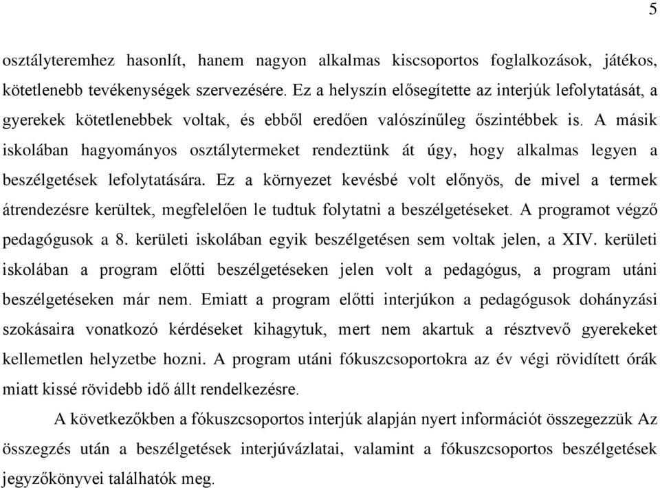 A másik iskolában hagyományos osztálytermeket rendeztünk át úgy, hogy alkalmas legyen a beszélgetések lefolytatására.