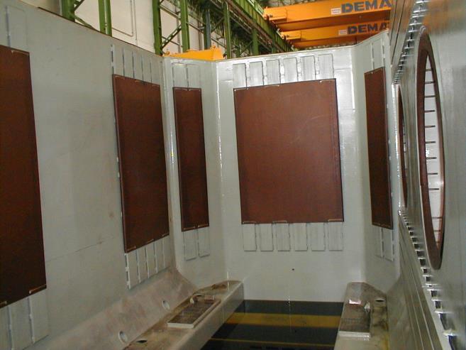 Transzformátor ház belülről Kép: - Prespán szigetelőlapok - Függőleges fémlemezek: Jó permeabilitásuk