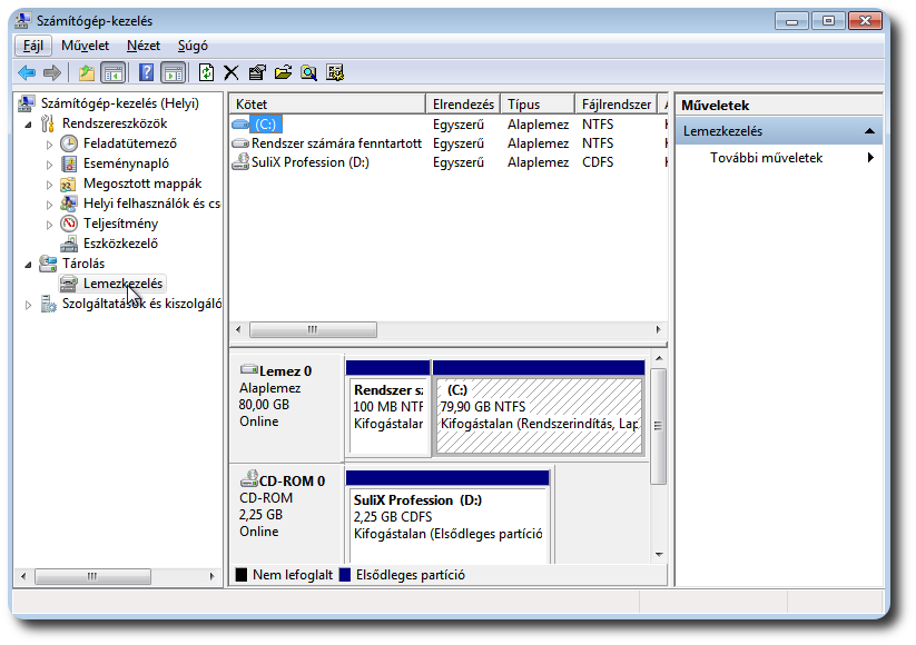 A Start menüből a Számítógép menüelemen az egér jobb gombjával érhető el a Kezelés menüből a Tárolás Lemezkezelés elemet használva.