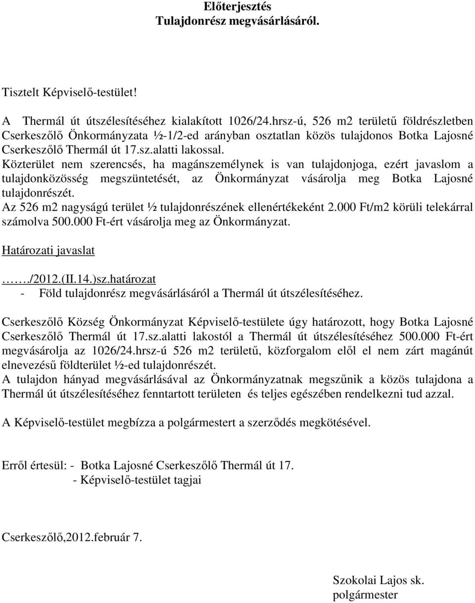 Közterület nem szerencsés, ha magánszemélynek is van tulajdonjoga, ezért javaslom a tulajdonközösség megszüntetését, az Önkormányzat vásárolja meg Botka Lajosné tulajdonrészét.