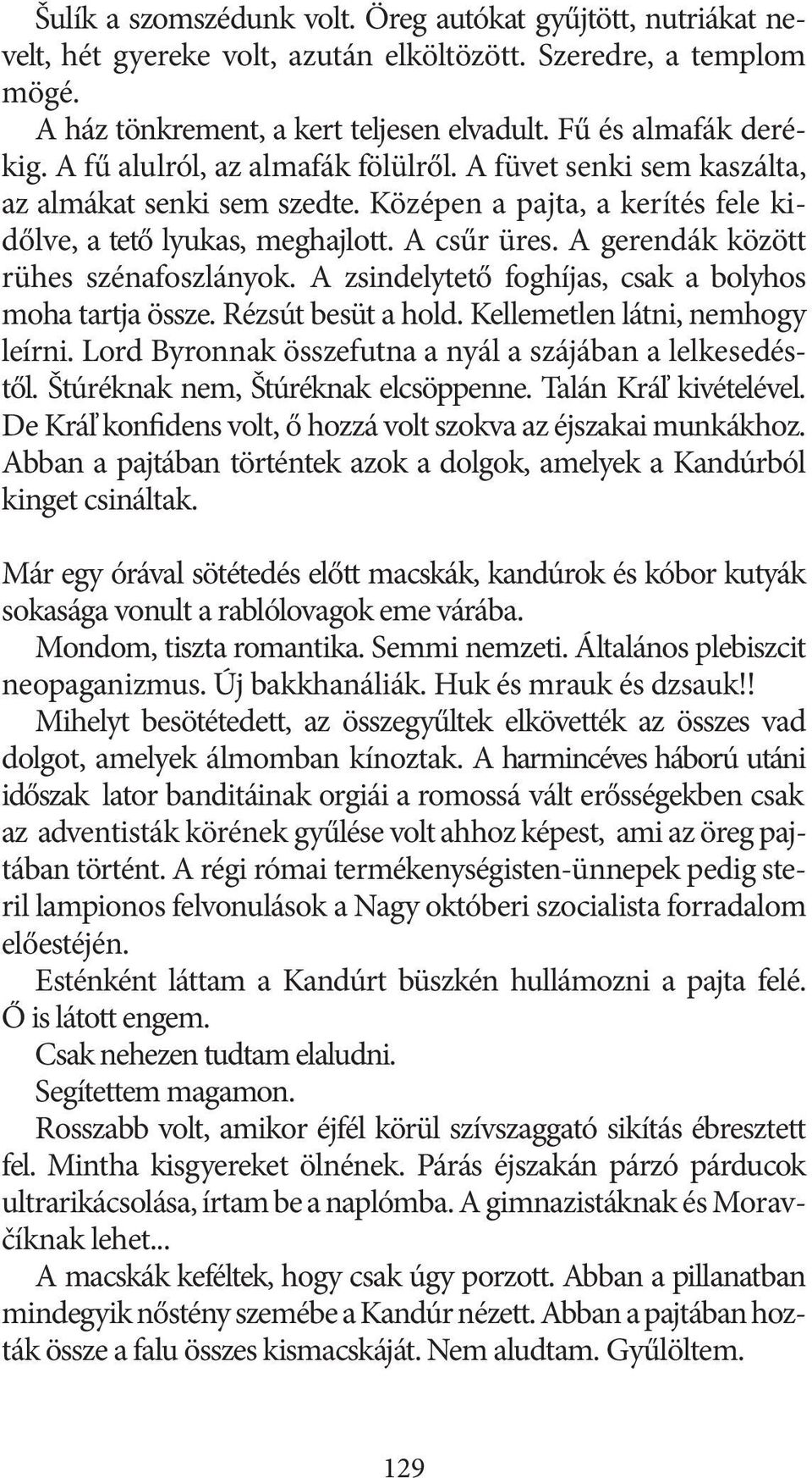 A gerendák között rühes szénafoszlányok. A zsindelytető foghíjas, csak a bolyhos moha tartja össze. Rézsút besüt a hold. Kellemetlen látni, nemhogy leírni.