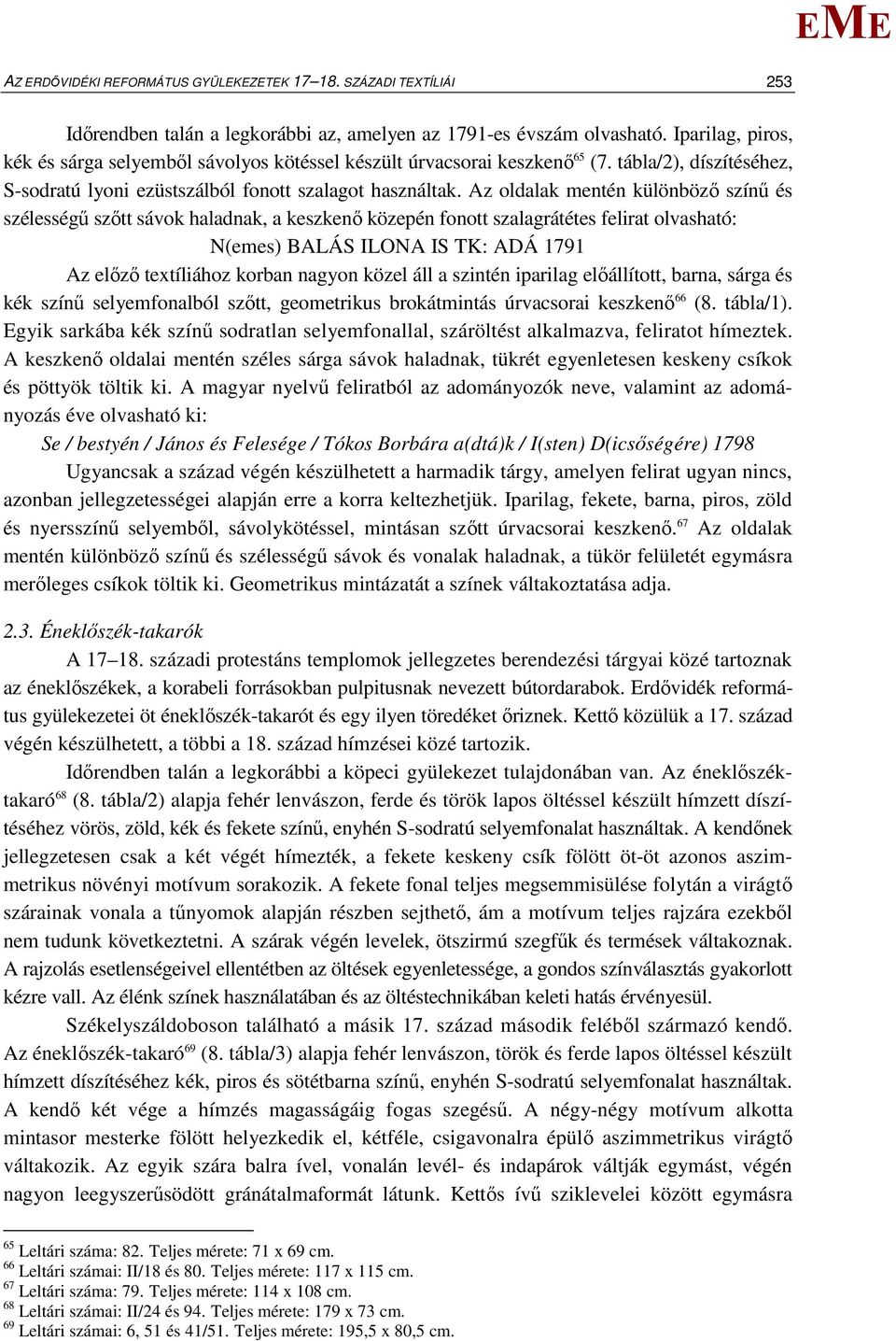 Az oldalak mentén különböző színű és szélességű szőtt sávok haladnak, a keszkenő közepén fonott szalagrátétes felirat olvasható: N(emes) BALÁS ILONA IS TK: ADÁ 1791 Az előző textíliához korban nagyon