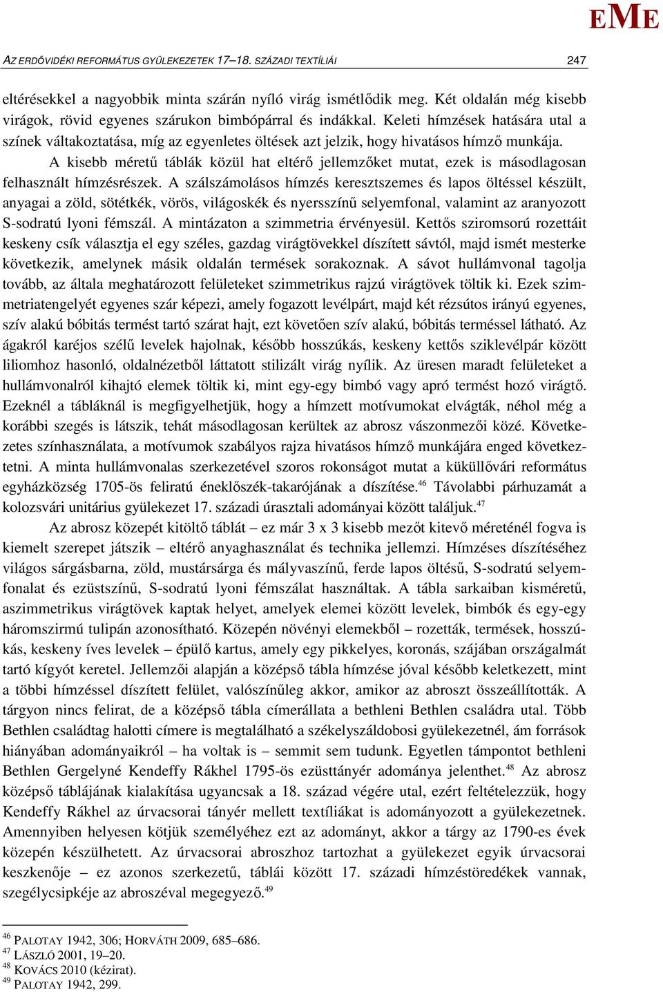 Keleti hímzések hatására utal a színek váltakoztatása, míg az egyenletes öltések azt jelzik, hogy hivatásos hímző munkája.