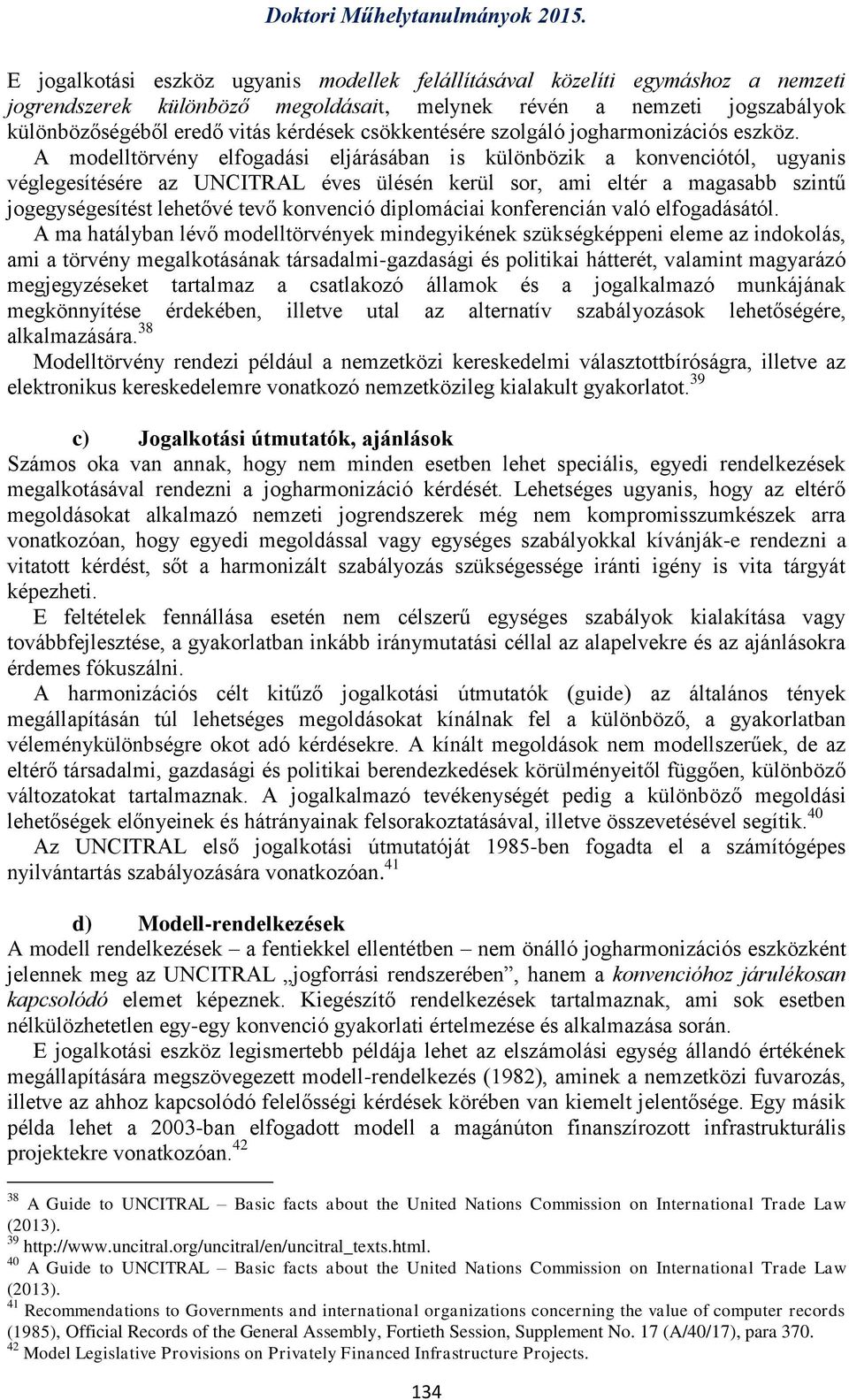 A modelltörvény elfogadási eljárásában is különbözik a konvenciótól, ugyanis véglegesítésére az UNCITRAL éves ülésén kerül sor, ami eltér a magasabb szintű jogegységesítést lehetővé tevő konvenció