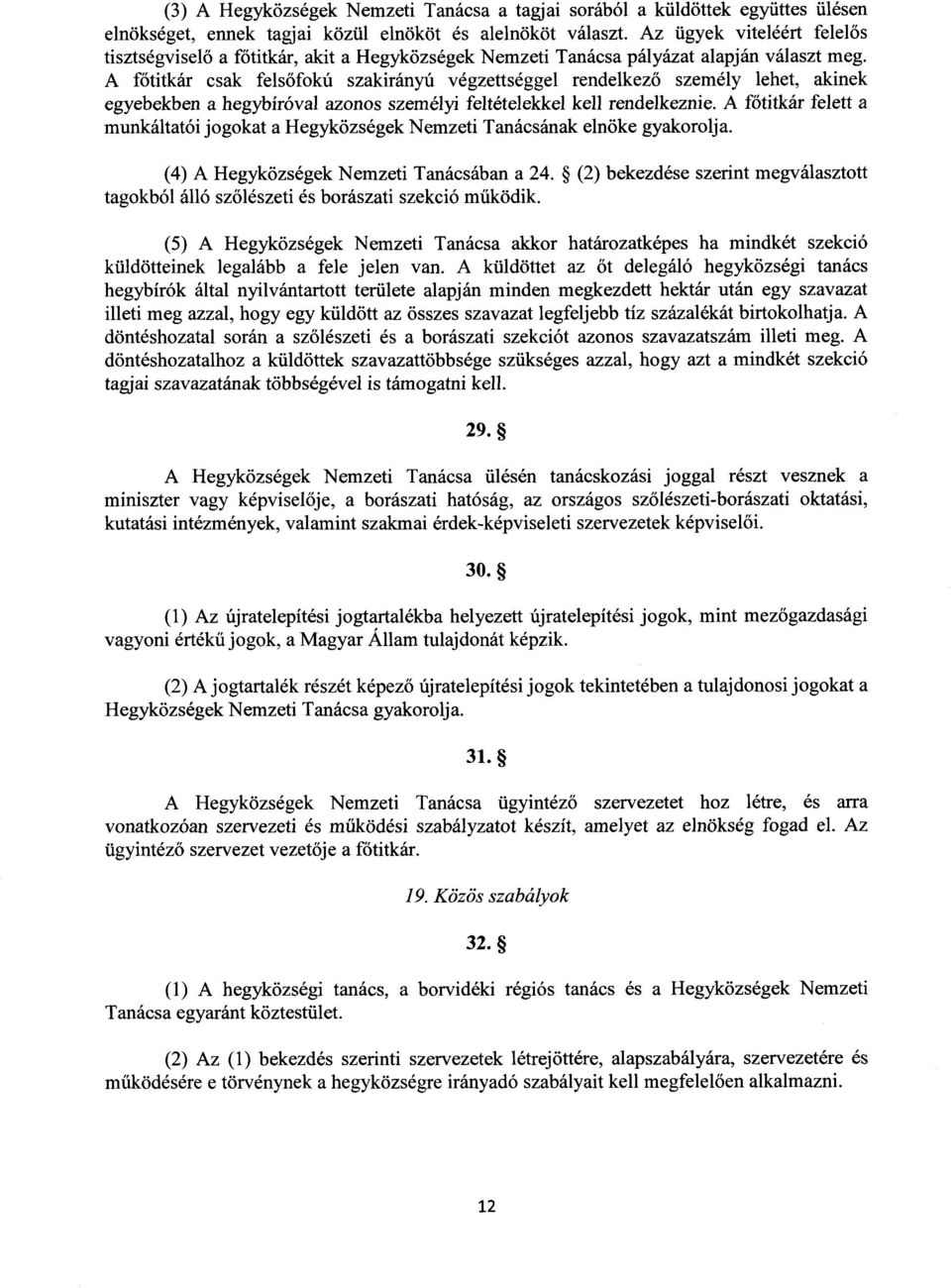 A főtitkár csak fels őfokú szakirányú végzettséggel rendelkez ő személy lehet, akinek egyebekben a hegybíróval azonos személyi feltételekkel kell rendelkeznie.