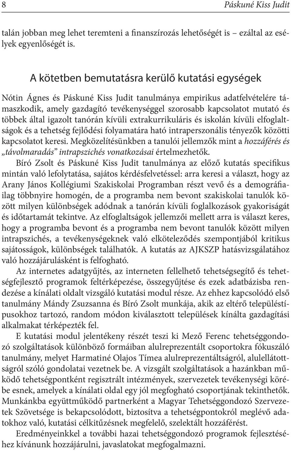 többek által igazolt tanórán kívüli extrakurrikuláris és iskolán kívüli elfoglaltságok és a tehetség fejlődési folyamatára ható intraperszonális tényezők közötti kapcsolatot keresi.