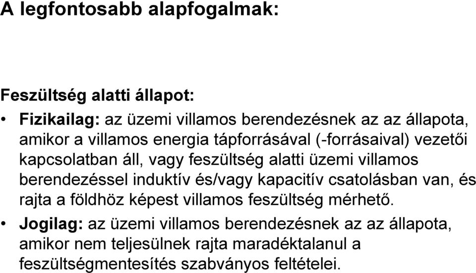 berendezéssel induktív és/vagy kapacitív csatolásban van, és rajta a földhöz képest villamos feszültség mérhető.